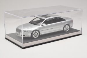 Audi A8 D3 W12 Ice Silver Metallic MotorHelix 1:18 MH030ISM Smola – slika 6 od 7