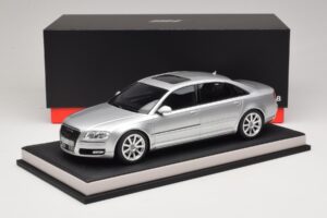Audi A8 D3 W12 Ice Silver Metallic MotorHelix 1:18 MH030ISM Smola – slika 7 od 7