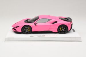 Ferrari SF90 Pack Fiorano Bleščeč Qatar Pink BBR 1:18 RACELINE137 Smola – slika 3 od 7