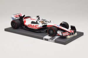 Haas VF-22 K. Magnussen Pole Position Brazilian GP 2022 Minichamps 1:18 117222120 Smola – slika 4 od 7