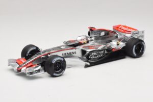 McLaren MP4/21 #3 K. Raikkonen 2006 Minichamps 1:18 530061803 Smola