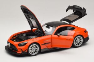 Mercedes AMG GT Black Series C190 Oranžna s Srebrnimi Platišči Minichamps 1:18 110032024 Kovina – slika 2 od 8