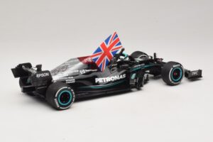Mercedes AMG Petronas W12 E Performance L. Hamilton Winner British GP 2021 Minichamps 1:18 110211144 Smola – slika 2 od 7