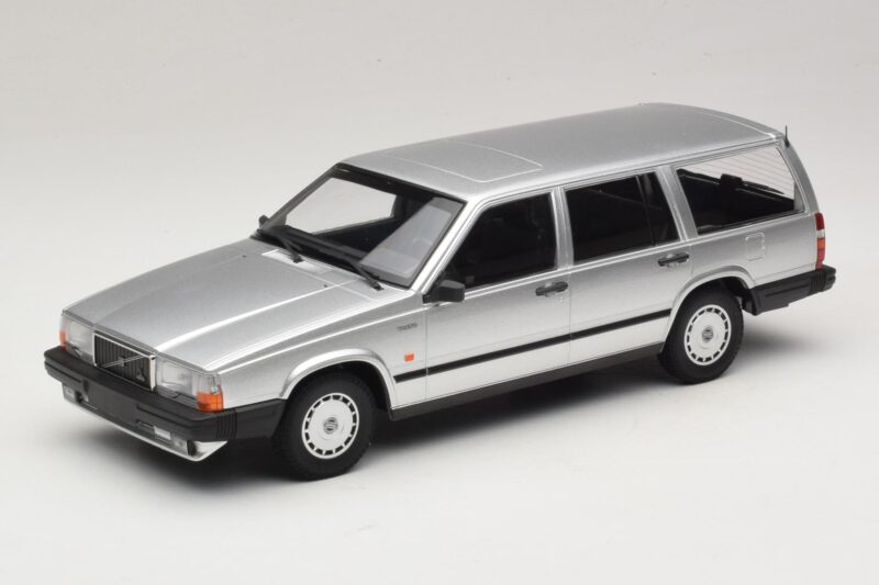Volvo 740 GL Karavan Srebrn Minichamps 1:18 155171770 Kovina