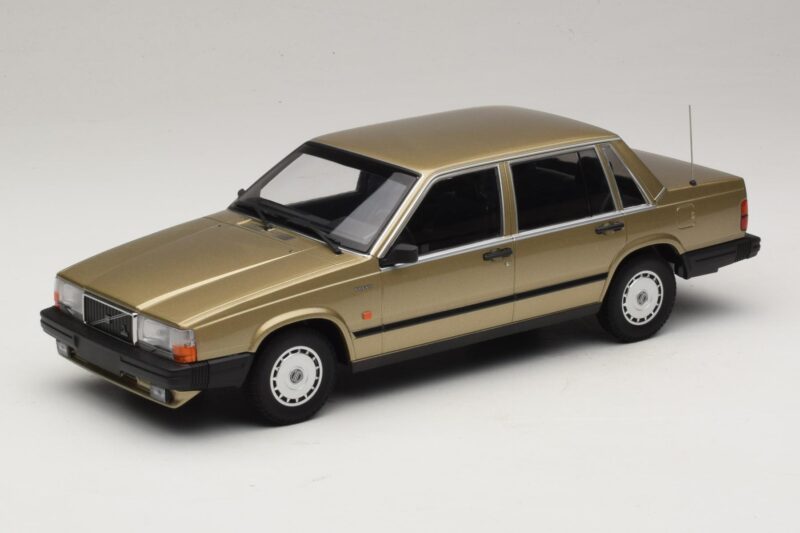 Volvo 740 GL Zlat Minichamps 1:18 155171700 Kovina