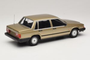 Volvo 740 GL Zlat Minichamps 1:18 155171700 Kovina – slika 2 od 6