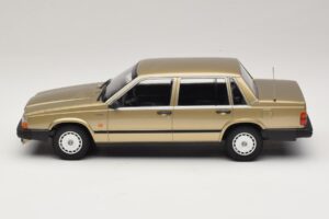 Volvo 740 GL Zlat Minichamps 1:18 155171700 Kovina – slika 3 od 6