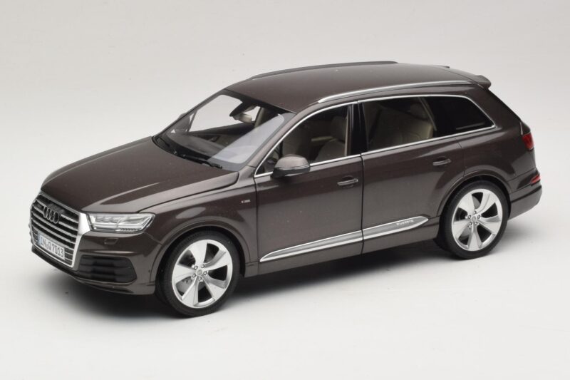 Audi Q7 4M Argus Brown Minichamps 1:18 5011407615 Kovina