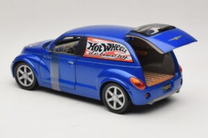 Chrysler PT Cruiser Dostava Moder Hot Wheels 1:18 29616 Kovina – slika 4 od 7