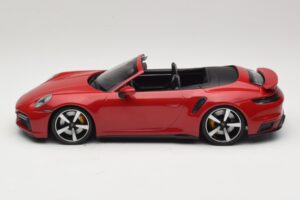Porsche 911 992 Turbo S Kabriolet Temno Rdeč Minichamps 1:18 PORSCHE007 Kovina – slika 3 od 6