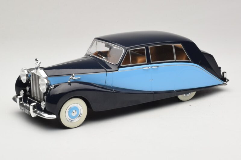 Rolls-Royce Silver Wraith Empress by Hooper Črn & Temno Moder MCG 1:18 Rolls-Royce Silver Wraith Empress by Hooper Črn & Temno Moder MCG 1:18 MCG18051 Kovina