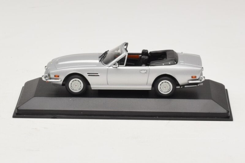 Aston Martin V8 Volante Srebrn Minichamps 1:43 400137601 Kovina