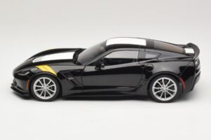 Chevrolet Corvette C7 Grand Sport Črna z Belimi Črtami AUTOart 1:18 71273 Kompozit – slika 4 od 8