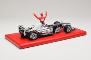 Ferrari F2004 #1 M. Schumacher Six Time World Champion 2004 Krom Srebrna Hot Wheels 1:18 C7332 Kovina – slika 2 od 6