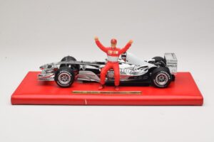 Ferrari F2004 #1 M. Schumacher Six Time World Champion 2004 Krom Srebrna Hot Wheels 1:18 C7332 Kovina – slika 3 od 6