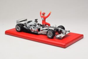 Ferrari F2004 #1 M. Schumacher Six Time World Champion 2004 Krom Srebrna Hot Wheels 1:18 C7332 Kovina – slika 4 od 6