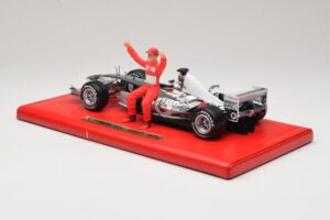 Ferrari F2004 #1 M. Schumacher Six Time World Champion 2004 Krom Srebrna Hot Wheels 1:18 C7332 Kovina – slika 5 od 6