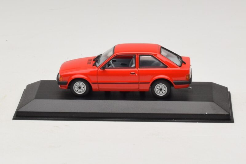 Ford Escort Mk3 3-vratna Rdeč Minichamps 1:43 Ford Escort Mk3 3-vratna Rdeč Minichamps 1:43 400085000 Kovina