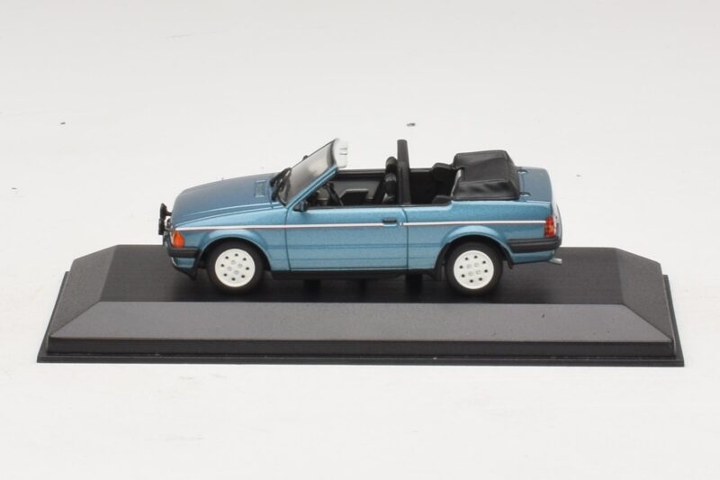 Ford Escort Mk3 Kabriolet Moder Metalik Minichamps 1:43 Ford Escort Mk3 Kabriolet Moder Metalik Minichamps 1:43 400085030 Kovina