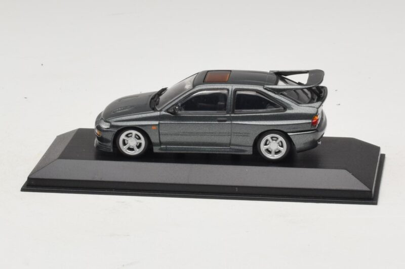 Ford Escort RS Cosworth Temno Zelena Metalik Minichamps 1:43 Ford Escort RS Cosworth Temno Zelena Metalik Minichamps 1:43 430086300 Kovina
