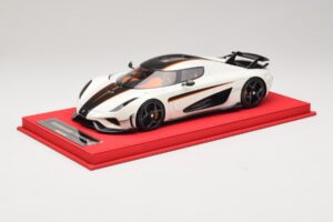 Koenigsegg Regera Bela s Črnim Karbonom FrontiArt 1:18 REMC043 Smola