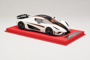 Koenigsegg Regera Bela s Črnim Karbonom FrontiArt 1:18 REMC043 Smola – slika 4 od 7