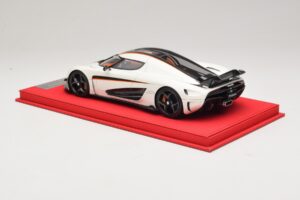 Koenigsegg Regera Bela s Črnim Karbonom FrontiArt 1:18 REMC043 Smola – slika 5 od 7