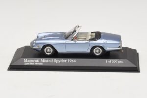 Maserati Mistral Spyder Light Blue Metallic Minichamps 1:43 Maserati Mistral Spyder Light Blue Metallic Minichamps 1:43 437123432 Kovina