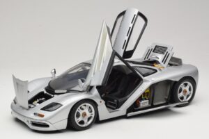 McLaren F1 Srebrn Minichamps 1:12 530133123 Kovina – slika 2 od 8