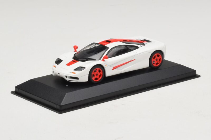 McLaren F1 Bela Z Rdečimi Črtami Minichamps 1:43 McLaren F1 Bela Z Rdečimi Črtami Minichamps 1:43 MCLAREN003 Kovina