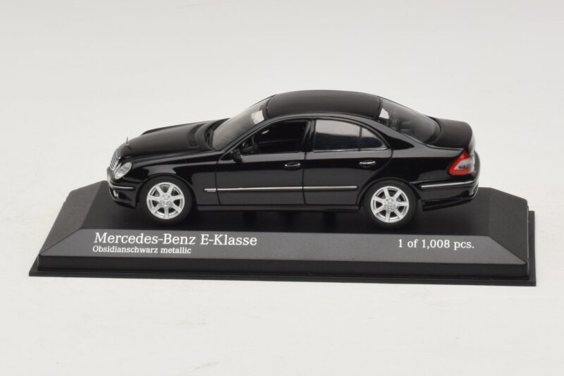 Mercedes E-Class W211 Črna Metalik Minichamps 1:43 Mercedes E-Class W211 Črna Metalik Minichamps 1:43 400036001 Kovina