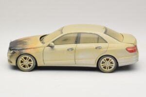 Mercedes E-Class W212 Zgorel Dubaj Umetniški Avto Minichamps 1:18 MB008 Kovina – slika 3 od 6
