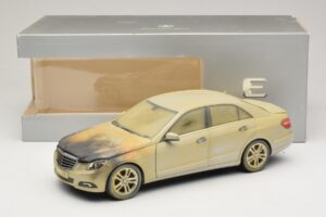 Mercedes E-Class W212 Zgorel Dubaj Umetniški Avto Minichamps 1:18 MB008 Kovina – slika 6 od 6