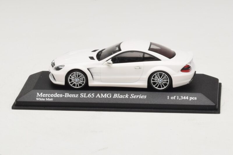 Mercedes SL65 AMG R230 Black Series Mat Bela Minichamps 1:43 Mercedes SL65 AMG R230 Black Series Mat Bela Minichamps 1:43 400038222 Kovina