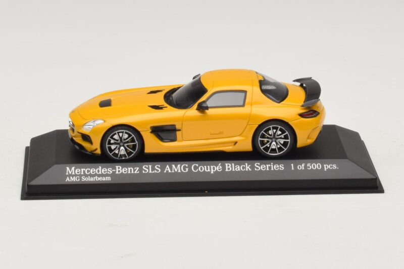 Mercedes SLS AMG C197 Black Series Zlata Minichamps 1:43 437033022 Kovina