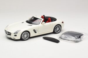 Mercedes SLS AMG Roadster Mystic White II Minichamps 1:18 B66960079 Kovina – slika 2 od 9