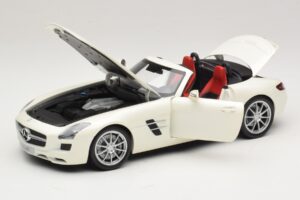Mercedes SLS AMG Roadster Mystic White II Minichamps 1:18 B66960079 Kovina – slika 3 od 9