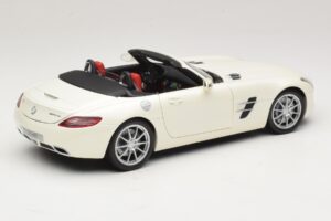 Mercedes SLS AMG Roadster Mystic White II Minichamps 1:18 B66960079 Kovina – slika 4 od 9
