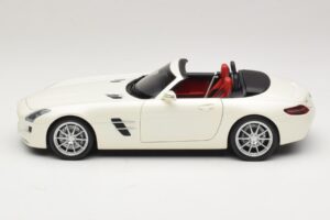 Mercedes SLS AMG Roadster Mystic White II Minichamps 1:18 B66960079 Kovina – slika 5 od 9