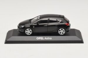 Opel Astra J Črn Minichamps 1:43 ASTRA006 Kovina