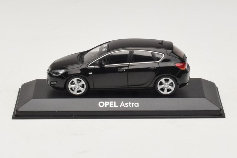 Opel Astra J Črn Minichamps 1:43 ASTRA006 Kovina