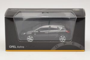 Opel Astra J Črn Minichamps 1:43 ASTRA006 Kovina – slika 4 od 4