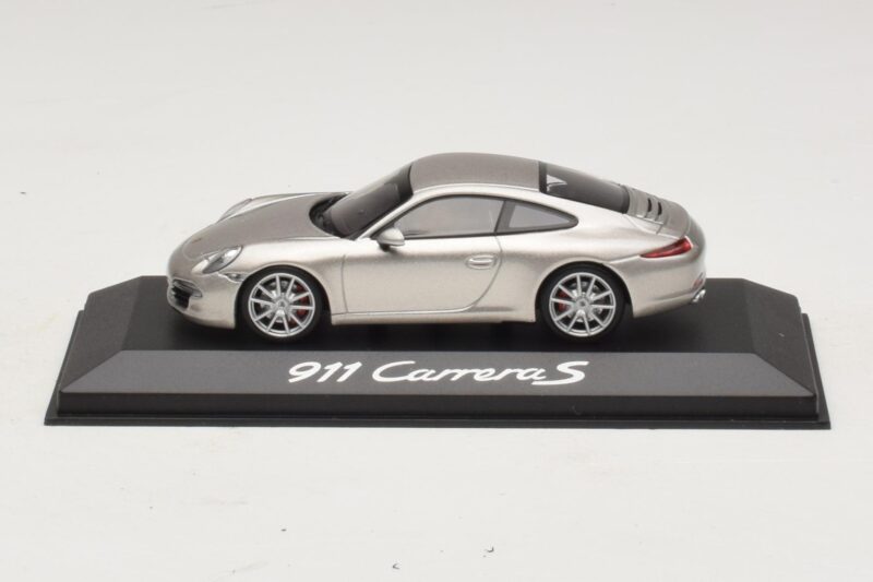 Porsche 911 991 Carrera S Srebrna Metalik Minichamps 1:43 Porsche 911 991 Carrera S Srebrna Metalik Minichamps 1:43 WAP0200130C Kovina