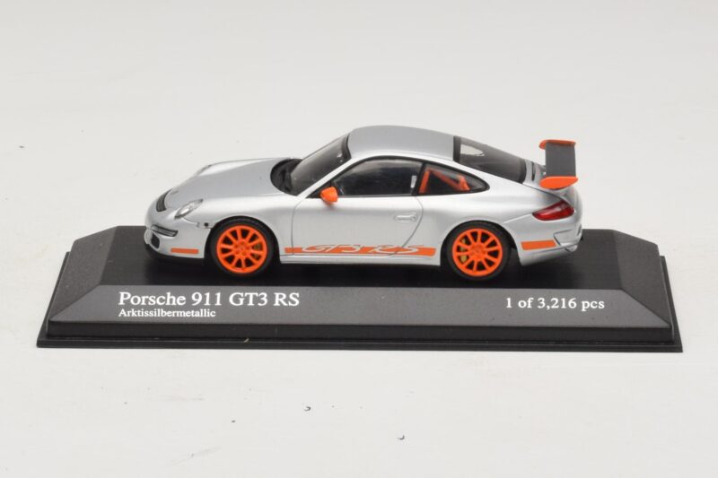 Porsche 911 997 GT3 RS Srebrn Minichamps 1:43 400066000 Kovina