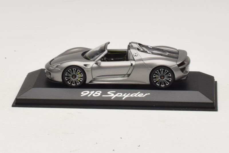 Porsche 918 Spyder Siva Metalik Minichamps 1:43 Porsche 918 Spyder Siva Metalik Minichamps 1:43 WAP0201000E Kovina