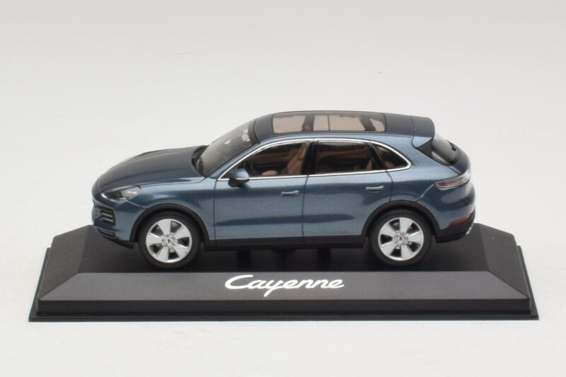 Porsche Cayenne E3 Blue Metallic Minichamps 1:43 Porsche Cayenne E3 Blue Metallic Minichamps 1:43 WAP0203110J Kovina