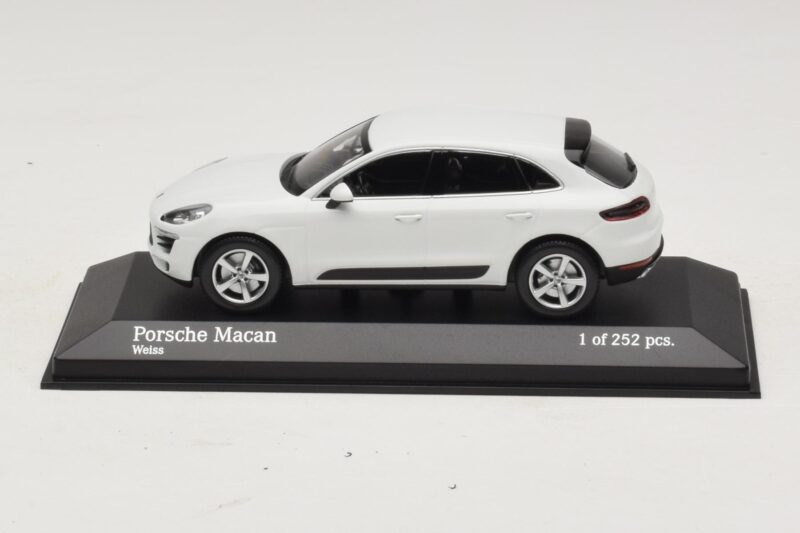 Porsche Macan 95B Bel Minichamps 1:43 Porsche Macan 95B Bel Minichamps 1:43 410062601 Kovina