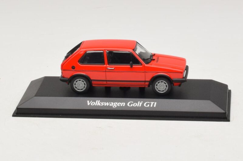 Volkswagen Golf GTI Mk1 Rdeč Maxichamps 1:43 Volkswagen Golf GTI Mk1 Rdeč Maxichamps 1:43 940055170 Kovina