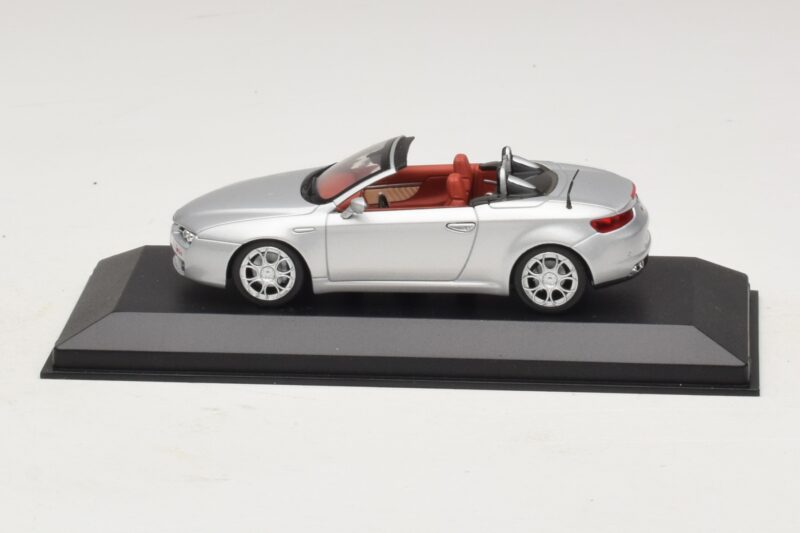 Alfa Romeo Giulia Spider Srebrn Minichamps 1:43 Alfa Romeo Giulia Spider Srebrn Minichamps 1:43 400120731 Kovina