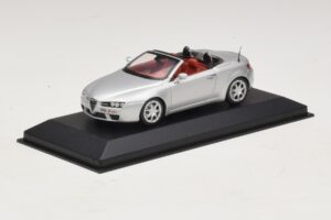 Alfa Romeo Giulia Spider Srebrn Minichamps 1:43 400120731 Kovina – slika 2 od 5
